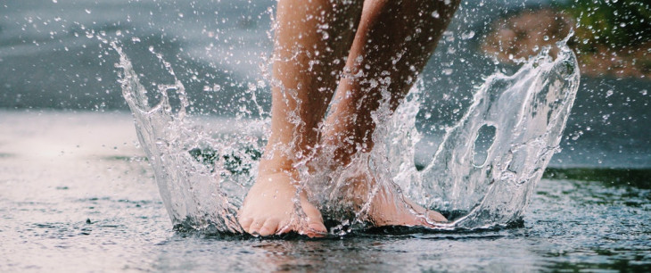 Pomáha striedanie teplej a studenej vody na nohy?