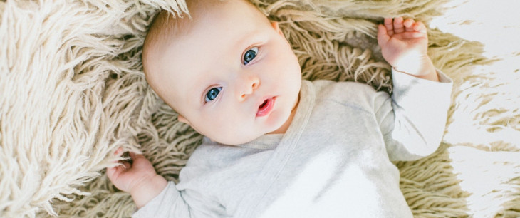 Polohovanie bábätka: Ako vplýva na vývoj?