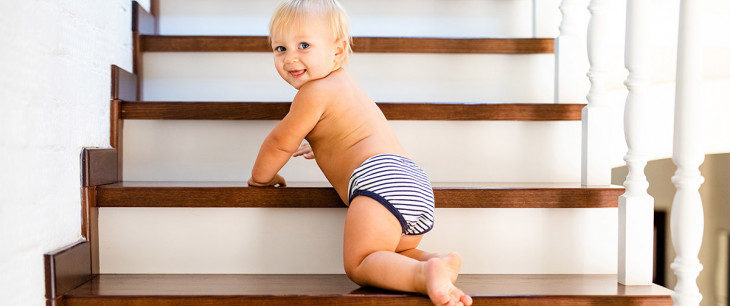 Správne držanie tela: Učíme dieťa chodiť po schodoch