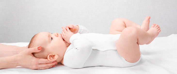 Kedy bábätko drží hlavičku? 5 kľúčových etáp rozvoja dieťaťa
